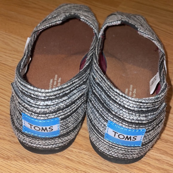 TOMS Silver and black metallic classic shoe Size 7 - Picture 4 of 9